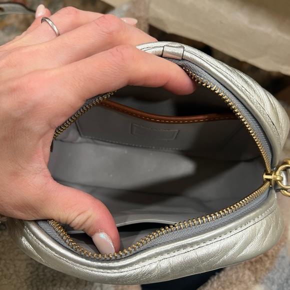 Silver coach bag amazing condition - Picture 4 of 9